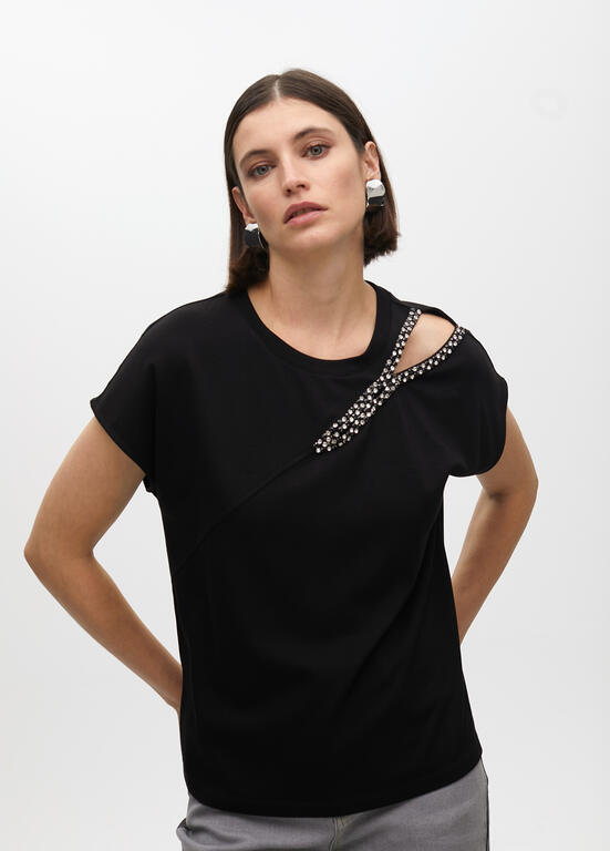 Sleeveless top with rhinestone opening on the side of the neckline